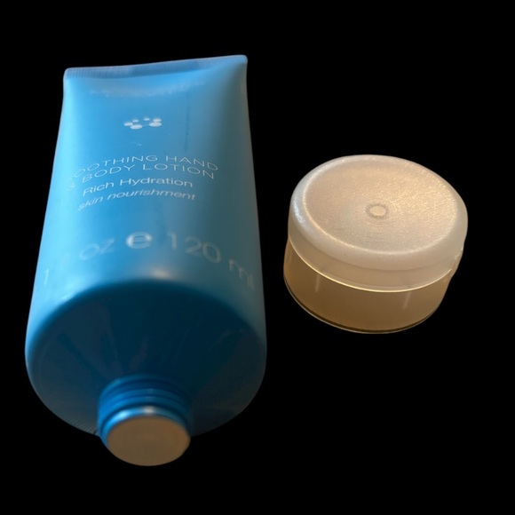 Quenich Micro Water Complex Soothing Hand and Body Lotion New - Picture 4 of 4